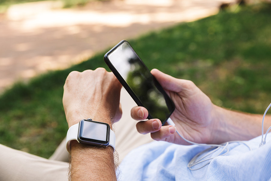 Homme cherchant à savoir quand envoyer un sms pro pour obtenir les meilleurs retombées.