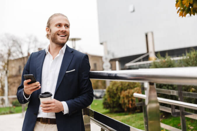 Homme découvrant tous les avantages du SMS de rappel de RDV.