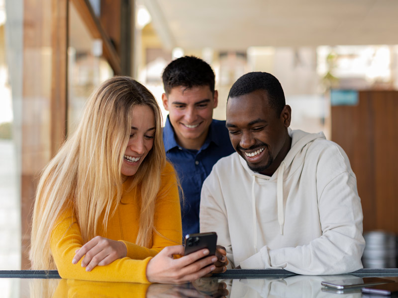 Lächelnde Freunde am Telefon