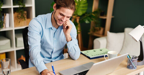 Homme travaillant à son bureau devant son ordinateur