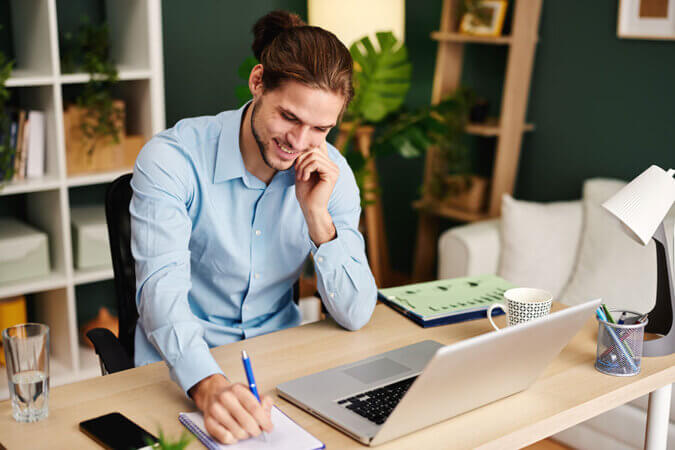 Homme travaillant à son bureau devant son ordinateur