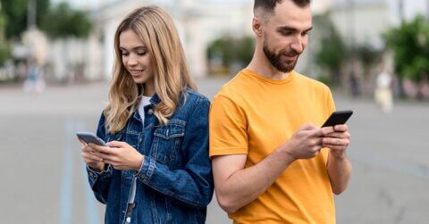 Zwei Personen, die sich die auf dem Telefon eingegangenen Benachrichtigungen ansehen