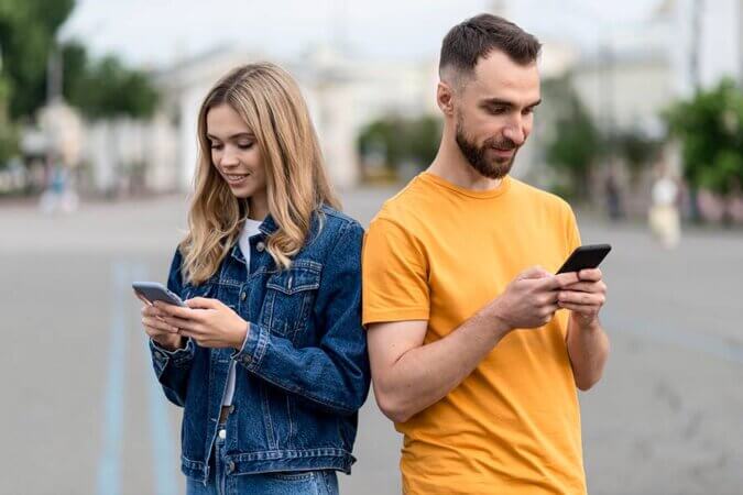 Zwei Personen, die sich die auf dem Telefon eingegangenen Benachrichtigungen ansehen