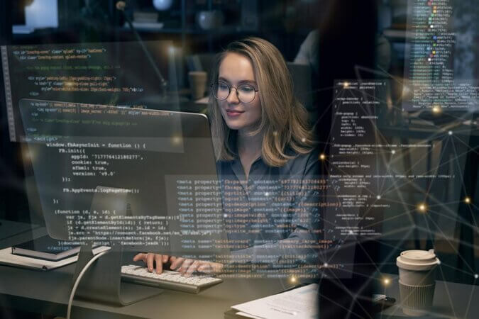 Frau sucht nach der Wahl einer SMS-API