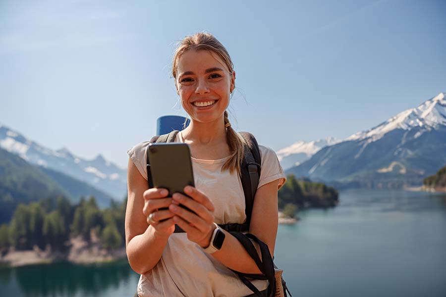 Une femme qui peut envoyer des SMS multilingues.