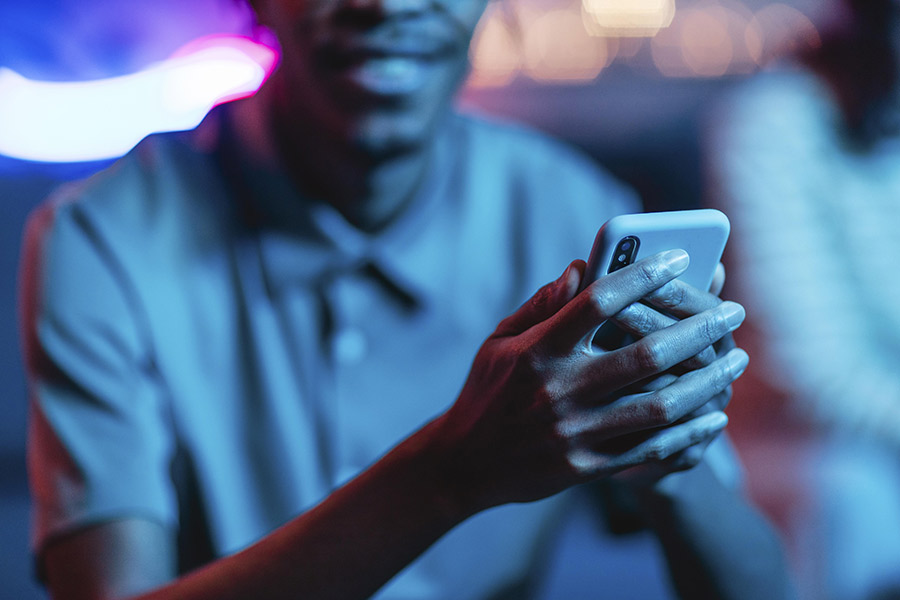Person, die den Trends SMS Professional 2025 folgt