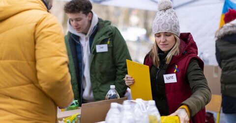 Des bénévoles d'une association aident des personnes dans le besoin.