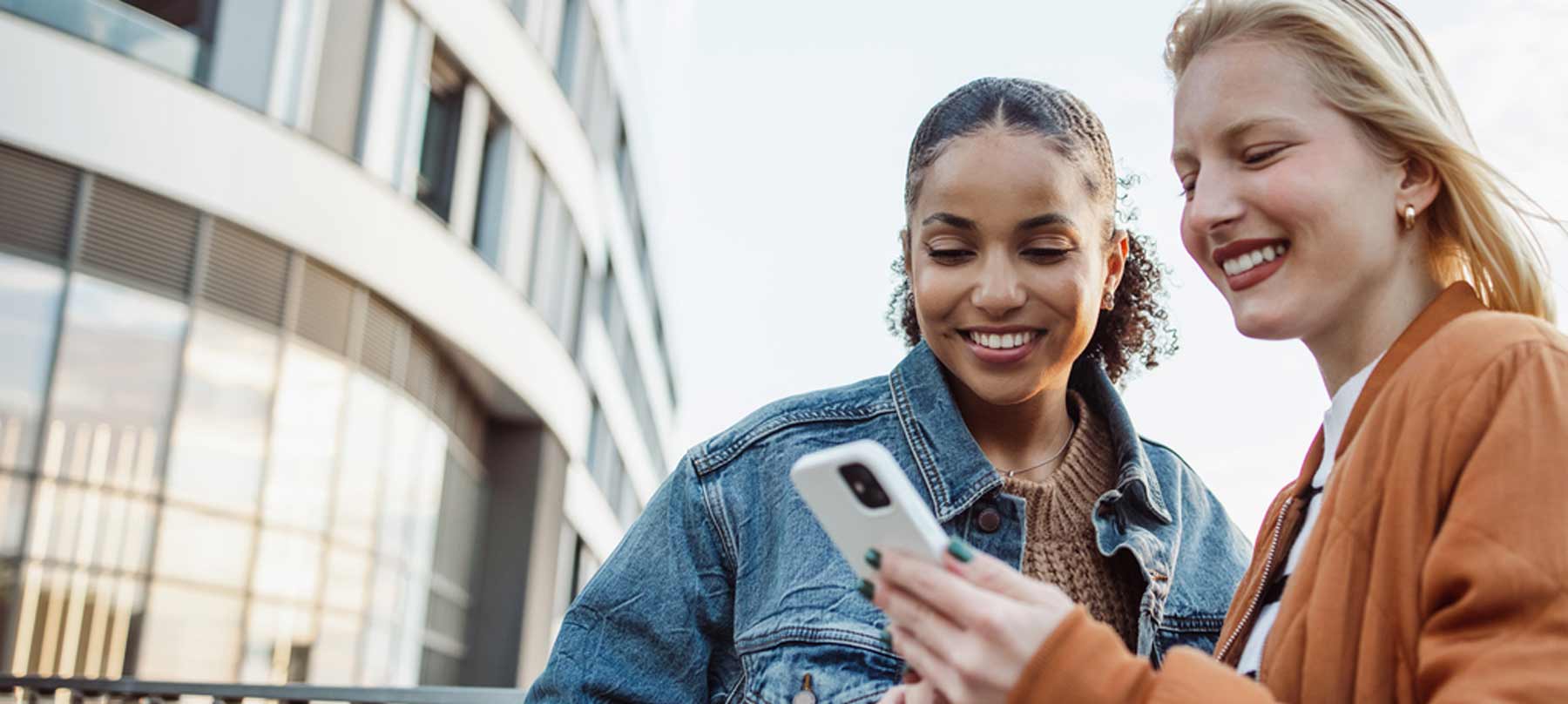 Due donne che contattano l'assistenza SMSup.