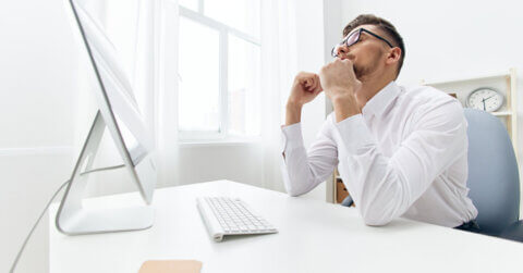 Ein Mann, der es schafft, in seiner Kommunikationsstrategie keine Fehler beim SMS-Marketing zu machen.