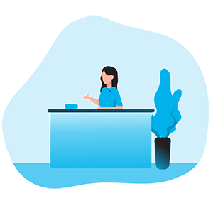 Eine Frau an der Rezeption vor ihrem Schreibtisch